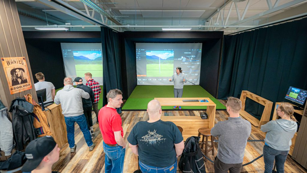 Trackman 4 -golfsimulaattorit Willi Länsi -huvikeskuksessa Himoksella.